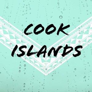 Pode incluir: Um fundo verde menta claro com o texto preto COOK ISLANDS centralizado no meio. Um padrão geométrico branco em forma de V com motivos triangulares repetitivos situa-se atrás do texto, e pequenas gotas de água estão espalhadas pela superfície.