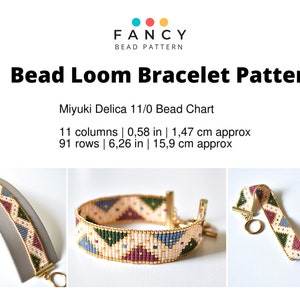 K&ouml;nnte beinhalten: Ein Perlenweb-Armband-Muster mit Miyuki Delica 11/0 Perlen. Das Muster zeigt ein geometrisches Design mit beige, gr&uuml;nen, blauen und roten Perlen. Das Armband ist 1,47 cm breit und 15,9 cm lang. Das Muster ist f&uuml;r 11 Spalten und 91 Reihen.