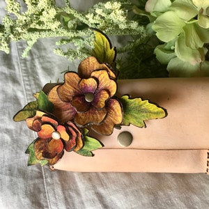 Cartera de Cuero, Muñequera Hecha a Mano Pintada a Mano con Flores en Diseño a Medida