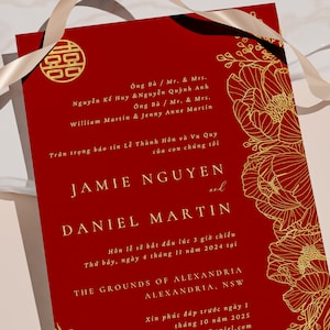 Op de afbeelding: Een rode huwelijksuitnodiging met gouden bloemmotieven en de tekst "Jamie Nguyen en Daniel Martin". De uitnodiging bevat de datum en tijd van de huwelijksceremonie, de locatie en de RSVP-informatie.