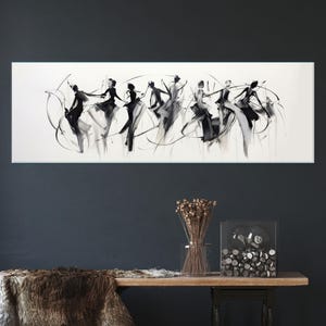 Op de afbeelding: Een lang, rechthoekig canvas kunstwerk met een zwart-wit abstract schilderij van dansers. De figuren worden in beweging weergegeven met vloeiende lijnen, waardoor een gevoel van beweging en gratie ontstaat. Het kunstwerk is op een witte achtergrond gemonteerd.