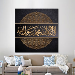 Puede incluir: Una impresión en lienzo negro con un diseño de mandala dorado y la frase árabe "Allah" en letras doradas.