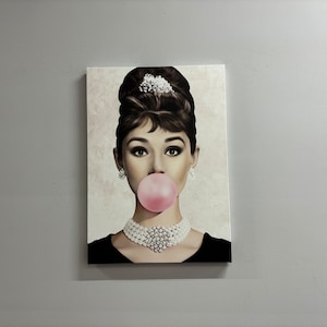 Audrey Hepburn Bubble Gum Print, Cartel de mujer, Arte de lienzo famoso, Impreso de moda, Arte de Audrey Hepburn, Arte de chicle rosa, Arte de moda,