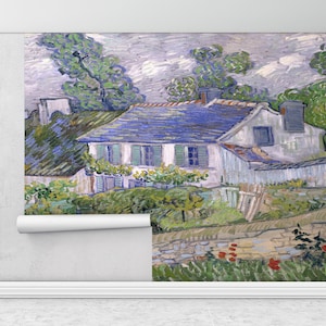 Puede incluir: Papel pintado que representa una pintura de una casa blanca con tejado azul, contraventanas verdes y exuberante vegetación. La obra de arte es de estilo postimpresionista, con pinceladas visibles y un aspecto texturizado. El papel pintado está parcialmente desenrollado.