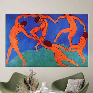 Op de afbeelding: Een schilderij van vijf figuren die in een cirkel dansen. De figuren zijn naakt en geschilderd in tinten oranje en rood tegen een blauwe achtergrond. De figuren bevinden zich in verschillende poses, sommigen reiken naar elkaar, sommigen houden elkaars hand vast en sommigen kijken naar de hemel.