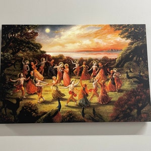 Op de afbeelding: Een kleurrijk schilderij dat een groep mensen toont die in een cirkel dansen in een weelderige groene bosomgeving. De lucht is een levendig oranje en geel, met een volle maan die helder schijnt. Op de voorgrond zijn pauwen en een hert te zien.
