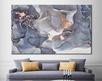 Könnte beinhalten: Abstrakter Kunstdruck mit einem wirbelnden, marmorierten Design in Grautönen und Weiß mit Akzenten in Gold und Kupfer.