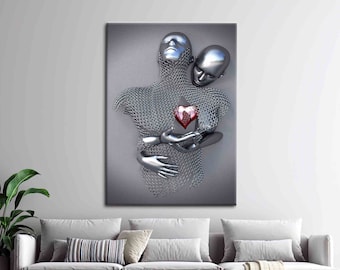 Op de afbeelding: Een metalen wandkunstwerk toont twee figuren die elkaar omarmen, waarbij een figuur een rood hart vasthoudt. De figuren zijn weergegeven in een zilveren maliënkolderontwerp, waardoor een driedimensionaal effect ontstaat. Het kunstwerk is op een grijze achtergrond gemonteerd.