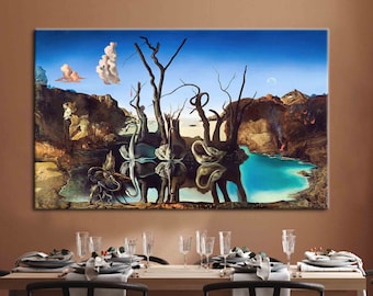 Könnte beinhalten: Ein surrealistisches Gemälde, das Elefanten mit langen, dünnen Beinen zeigt, die in einer Wüstenlandschaft stehen. Die Elefanten spiegeln sich in einem Wasserbecken, und die Spiegelung zeigt sie als Schwäne. Das Gemälde ist in einer gedämpften Farbpalette aus Braun-, Blau- und Grüntönen gehalten.