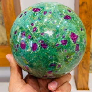 Seltener UV-reaktiver Rubin in Fuchsit Sphäre