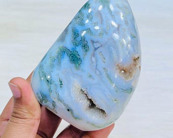 Ágata musgosa druzy de forma libre: pieza de exhibición de cristal de ágata arbórea