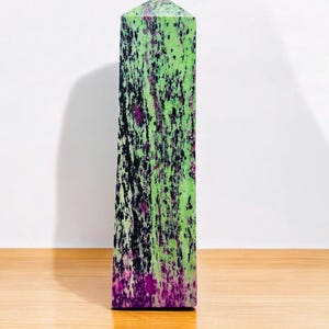 Duża wieża z kryształu zoizytu rubinowego: naturalny obelisk leczniczy, Tanzania