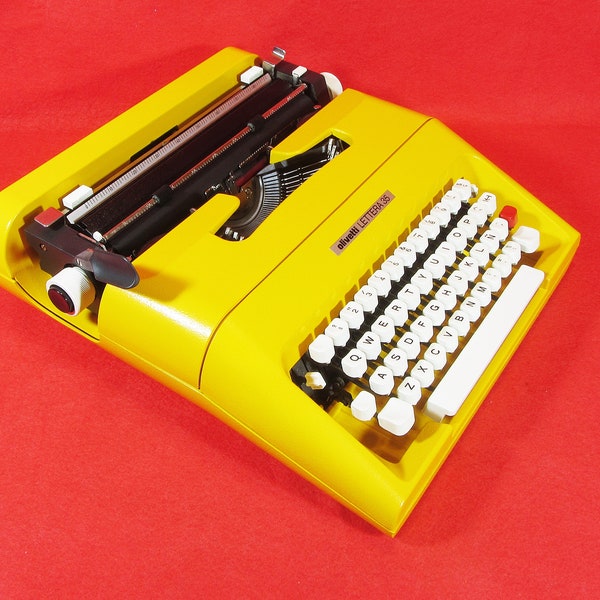 Cadeau de Noël. machine à écrire jaune vintage pour écrivain "olivetti LETERA 35". années 70. Schreibmaschine für Schriftsteller. Déco exclusive.