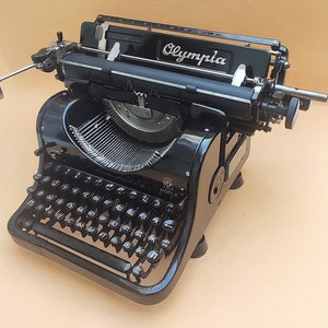 Vintage Cyrillic Typewriter OLYMPIA mod.8. 1948. Very rare to find.  Alte kyrillische Schreibmaschine