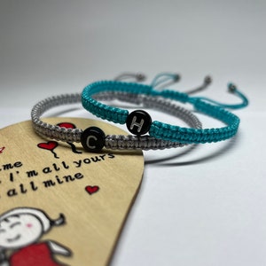 Pulseras con iniciales / pulseras de pareja / letras negras / pulseras de la amistad / regalo / novio / novia / pulseras personalizadas