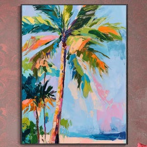 Puede incluir: Una impresión de arte mural rectangular que presenta una pintura impresionista de palmeras contra un cielo azul claro. La obra utiliza pinceladas vibrantes de verde, naranja y rosa para representar el follaje y el tronco, con un marco negro.