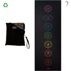 Op de afbeelding: Zwarte yogamat met zeven kleurrijke chakra-symbolen, waaronder het derde oog, de keel, het hart, de zonnevlecht, het heiligbeen, de wortel en de kroonchakra. De mat wordt geleverd met een zwarte draagtas met een rits en een band.