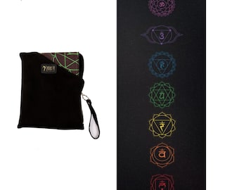 Puede incluir: Esterilla de yoga negra con siete símbolos de chakras coloridos, incluyendo el tercer ojo, la garganta, el corazón, el plexo solar, el sacro, la raíz y la corona. La esterilla viene con una bolsa de transporte negra con cremallera y una correa.