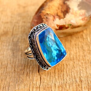 Anillo de plata de topacio azul único, anillo minimalista, anillo delicado, apilamiento, anillo de promesa, anillo de plata hecho a mano, anillo de topacio azul para mujeres.