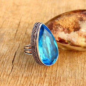 Anillo de plata de topacio azul único, anillo minimalista, anillo delicado, apilamiento, anillo de promesa, anillo de plata hecho a mano, anillo de topacio azul para mujeres.