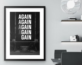 Puede incluir: Póster motivacional en blanco y negro con el texto "AGAIN AGAIN AGAIN GAIN" y una barra de pesas con pesas en un estante en el fondo.