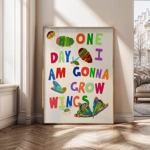 Pu&ograve; includere: Una stampa artistica incorniciata con illustrazioni colorate di insetti e la scritta "ONE DAY I AM GONNA GROW WINGS." L'opera d'arte include un bruco, una farfalla e altri insetti dai colori vivaci. La stampa &egrave; esposta in una stanza con pavimento in parquet.