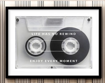 Retro Cassette gerahmtes Poster, Life Has No Rewind Zitat - Vintage Tape Dekor, Musikliebhaber Geschenk - Trendy Home Print, Inspiration Rolled Poster