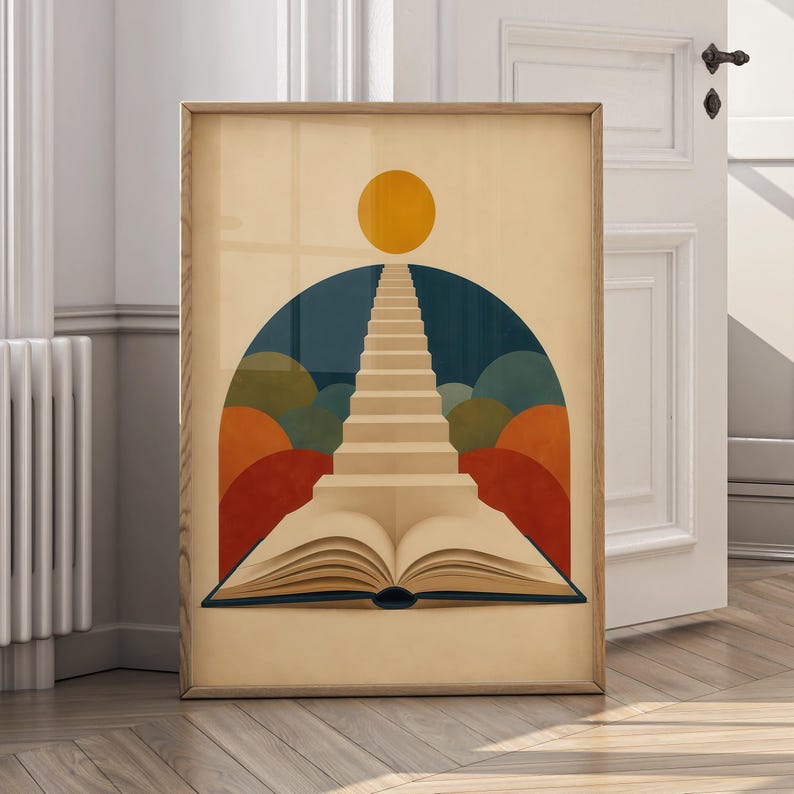 K&ouml;nnte beinhalten: Ein gerahmter vertikaler Kunstdruck mit einem aufgeschlagenen Buch an der Basis, aus dessen Seiten eine Treppe zu einer gelben Sonne f&uuml;hrt. Der Hintergrund zeigt &uuml;berlappende Halbkreise in Dunkelblau, Gr&uuml;n und Orange auf cremefarbenem Grund.