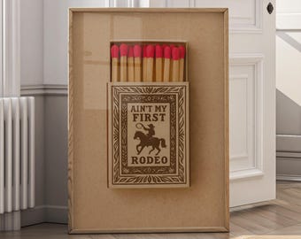 Väggkonst med texten "Ain't My First Rodeo" – Vintage Western Matchbox-affisch, cowboycitat, rustik western-canvasdekoration – P25