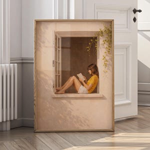 Pode incluir: Obra de arte emoldurada que retrata uma pessoa lendo perto de uma janela. A pessoa está vestindo uma camisa amarela e shorts brancos. A obra de arte está em uma moldura de madeira e encostada em uma porta branca.