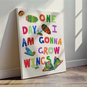 Pu&ograve; includere: Una stampa su tela colorata con il testo "ONE DAY I AM GONNA GROW WINGS" e illustrazioni di bruchi, farfalle e insetti. L'opera d'arte &egrave; ambientata su uno sfondo bianco e appoggiata a un muro.