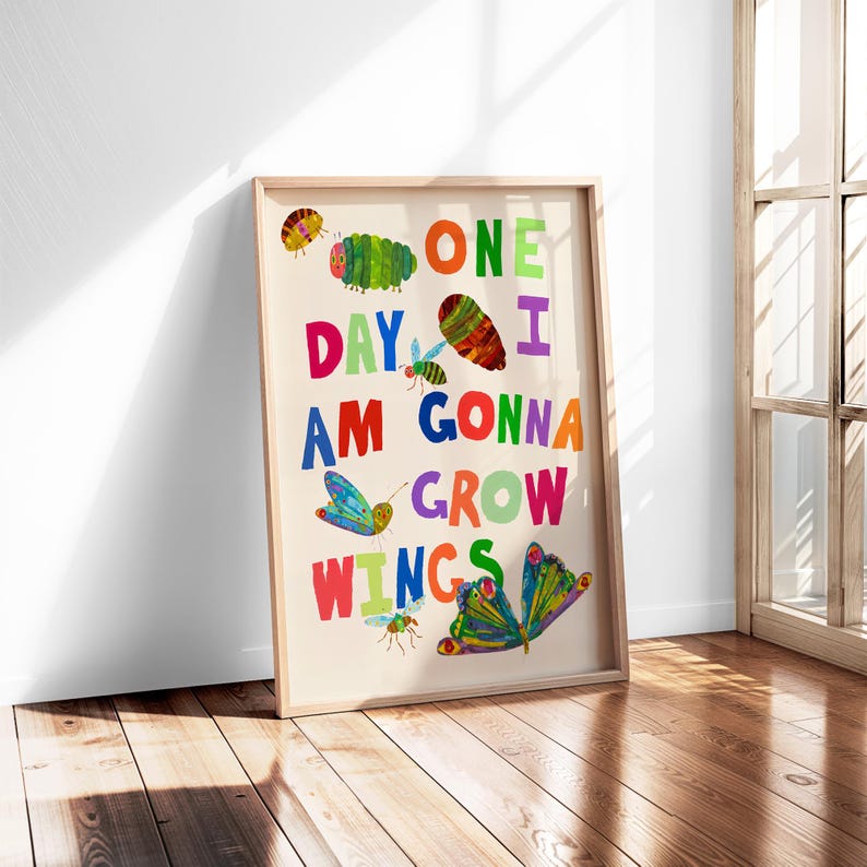 Pu&ograve; includere: Una stampa artistica incorniciata con le parole "ONE DAY I AM GONNA GROW WINGS" in lettere colorate. La stampa presenta illustrazioni di un bruco, farfalle e insetti. La cornice &egrave; di colore legno chiaro.