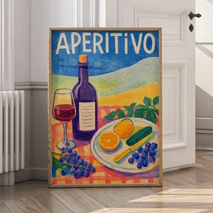 Może przedstawiać: Oprawiony wydruk artystyczny ze słowem "APERITIVO" na górze. Grafika przedstawia butelkę wina, kieliszek czerwonego wina, talerz z jedzeniem i winogrona. Tło przedstawia niebieskie niebo i żółty krajobraz.