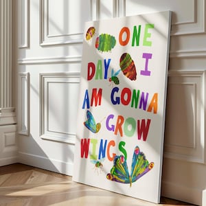 Pu&ograve; includere: Stampa su tela colorata con la scritta "ONE DAY I AM GONNA GROW WINGS" e illustrazioni di insetti e farfalle. L'opera &egrave; esposta contro un muro bianco e un pavimento in legno.