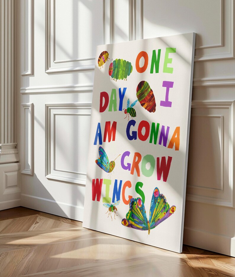 Pu&ograve; includere: Stampa su tela colorata con la scritta "ONE DAY I AM GONNA GROW WINGS" e illustrazioni di insetti e farfalle. L'opera &egrave; esposta contro un muro bianco e un pavimento in legno.