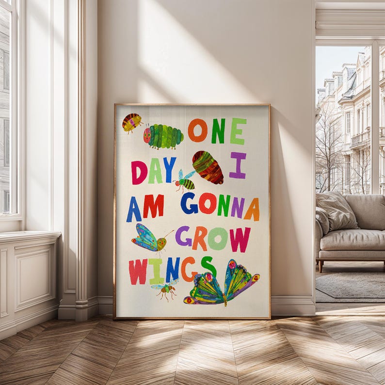 Pu&ograve; includere: Una stampa artistica incorniciata con illustrazioni colorate di insetti e la scritta "ONE DAY I AM GONNA GROW WINGS." L'opera d'arte include un bruco, una farfalla e altri insetti dai colori vivaci. La stampa &egrave; esposta in una stanza con pavimento in parquet.