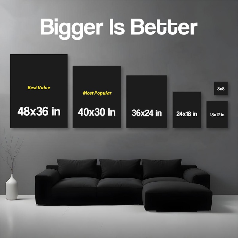 Pu&ograve; includere: Un'esposizione di stampe artistiche rettangolari nere di varie dimensioni, tra cui 122x91 cm, 102x76 cm, 91x61 cm, 61x46 cm, 46x30 cm e 20x20 cm. Il testo "Bigger Is Better" &egrave; in alto. Le stampe sono sopra un divano angolare nero.