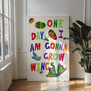 Pu&ograve; includere: Una stampa su tela colorata con la scritta "ONE DAY I AM GONNA GROW WINGS" e illustrazioni di un bruco, farfalle e altri insetti. L'opera d'arte ha uno sfondo bianco ed &egrave; esposta in una stanza con una finestra e una pianta in vaso.