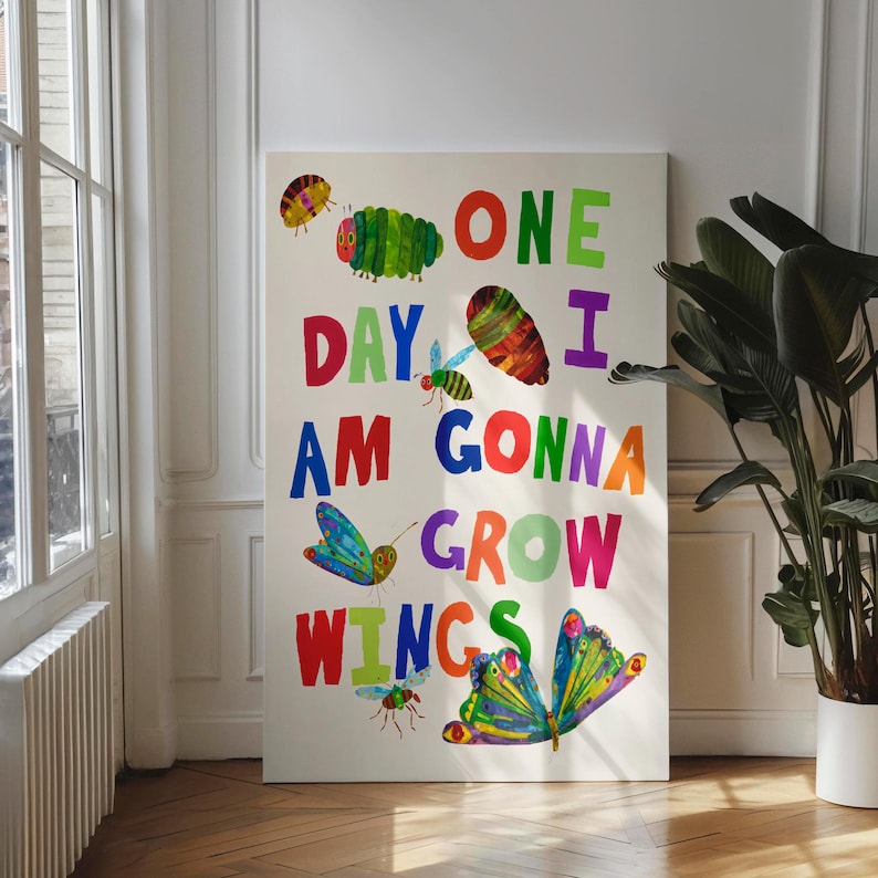 Pu&ograve; includere: Una stampa su tela colorata con la scritta "ONE DAY I AM GONNA GROW WINGS" e illustrazioni di un bruco, farfalle e altri insetti. L'opera d'arte ha uno sfondo bianco ed &egrave; esposta in una stanza con una finestra e una pianta in vaso.