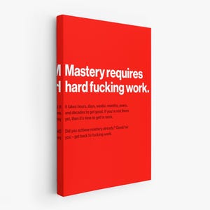 Puede incluir: Una impresi&oacute;n en lienzo roja con texto blanco. El texto dice "La maestr&iacute;a requiere un trabajo duro de mierda". Texto adicional debajo indica el tiempo que se necesita para lograr la maestr&iacute;a. Una pieza motivacional.