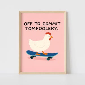 Może przedstawiać: Oprawiony wydruk z różowym tłem przedstawia białego kurczaka na niebieskiej deskorolce. Tekst "OFF TO COMMIT TOMFOOLERY" znajduje się nad kurczakiem. Kurczak ma czerwony grzebień i pomarańczowy dziób.