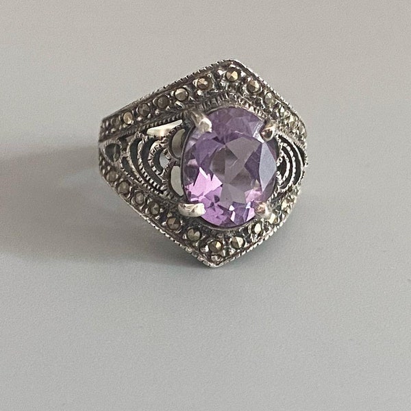 Hermoso anillo de amatista plateada y marcasita UK Size M US Size 6 1/4