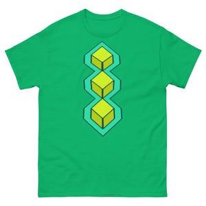 Op de afbeelding: Een groen T-shirt met een ontwerp van drie gele kubussen die op elkaar gestapeld zijn. De kubussen zijn omlijnd in turquoise en hebben een 3D-effect.