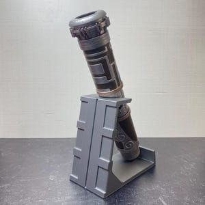 Standing Lightsaber Desk Stand – Compatible with Galaxy&#39;s Edge Hilts – Display Your Star Wars Collectible