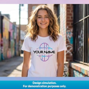 Peut inclure: Un t-shirt blanc avec un logo coloré et le texte "YOUR NAME" en noir. Le logo est un design stylisé avec des éléments bleus et violets. Le t-shirt est porté par une personne en extérieur.