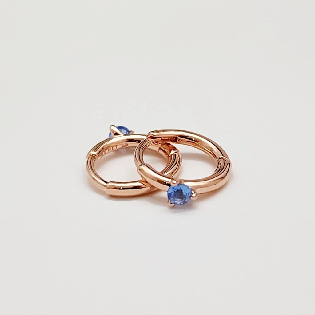 Orecchini A Cerchio Huggie In Argento 925 Placcato Oro 14K Con Cristalli Blu E Zirconi Cubici – Piccoli Orecchini Per Cartilagine E Secondo Foro – Ipoallergenici, Senza Nichel, Da Donna