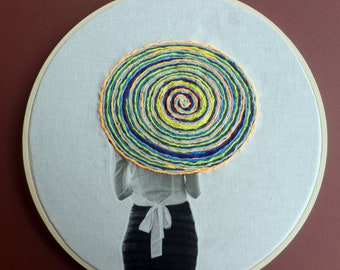 Embroidered photo "Spriale shielded", handmade unique piece, 20 cm, in embroidery frame