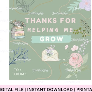 以下が含まれることがあります： 「THANKS FOR HELPING ME GROW」のテキストが入ったセージグリーンの背景のデジタルファイル。デザインには、本、花、封筒のイラストが含まれています。下のバナーには「DIGITAL FILE | INSTANT DOWNLOAD | PRINTABLE 300 DPI」と書かれています。