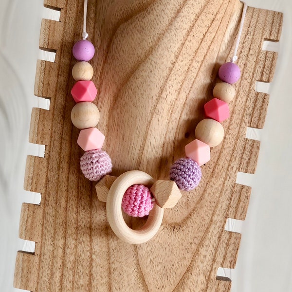 Collier d’allaitement, de portage, cadeau de maternité coloris violet rose avec ou sans anneau en bois