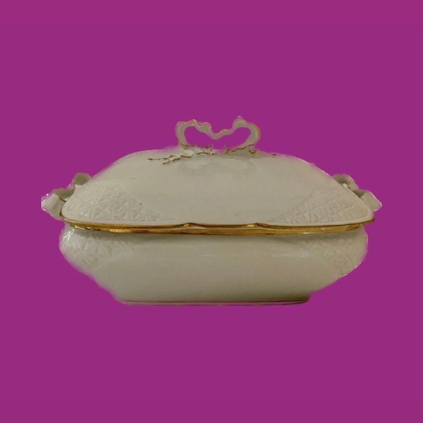 White porcelain soup tureen decorated with knots ‘A la Paquerette’